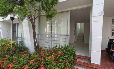 Venta de casa de dos pisos en conjunto cerrado al oriente de la ciudad,entrada por el barrio la rioja de la ciudad de neiva.