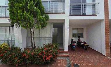 Venta de casa de dos pisos en conjunto cerrado al oriente de la ciudad,entrada por el barrio la rioja de la ciudad de neiva.