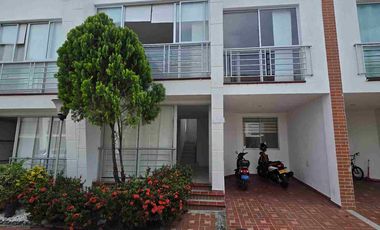 Venta de casa de dos pisos en conjunto cerrado al oriente de la ciudad,entrada por el barrio la rioja de la ciudad de neiva.