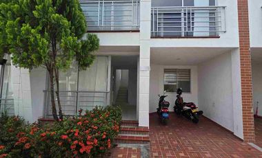 Venta de casa de dos pisos en conjunto cerrado al oriente de la ciudad,entrada por el barrio la rioja de la ciudad de neiva.