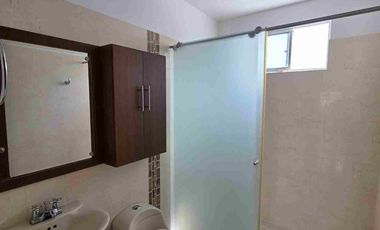 Venta de casa de dos pisos en conjunto cerrado al oriente de la ciudad,entrada por el barrio la rioja de la ciudad de neiva.