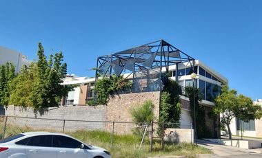 Residencia en Puerta de Hierro con alberca frente a parque