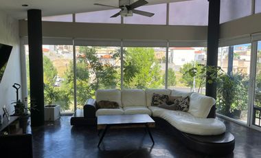 Residencia en Puerta de Hierro con alberca frente a parque