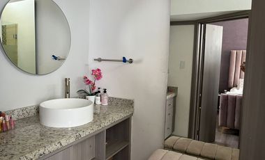 Residencia en Puerta de Hierro con alberca frente a parque