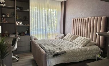 Residencia en Puerta de Hierro con alberca frente a parque