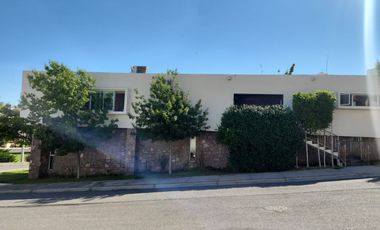 Residencia en Puerta de Hierro con alberca frente a parque