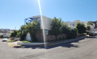 Residencia en Puerta de Hierro con alberca frente a parque