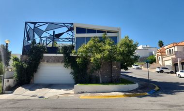 Residencia en Puerta de Hierro con alberca frente a parque