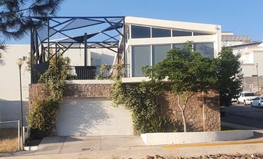Residencia en Puerta de Hierro con alberca frente a parque