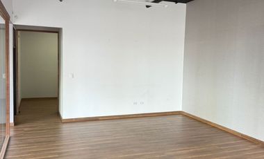 Oficina en renta – Prisma 601, lista para ocupar con 5 estacionamientos