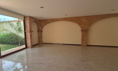 CASA EN RENTA EN FRACCIONAMIENTO UBICADO EN VÍA ATLIXCÁYOTL A UNOS PASOS DE ANGELÓPOLIS