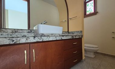 CASA EN RENTA EN FRACCIONAMIENTO UBICADO EN VÍA ATLIXCÁYOTL A UNOS PASOS DE ANGELÓPOLIS