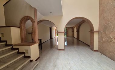 CASA EN RENTA EN FRACCIONAMIENTO UBICADO EN VÍA ATLIXCÁYOTL A UNOS PASOS DE ANGELÓPOLIS