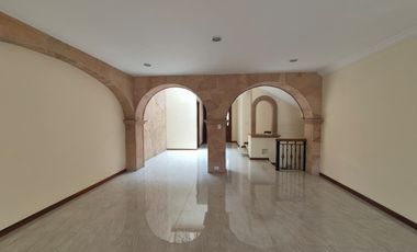 CASA EN RENTA EN FRACCIONAMIENTO UBICADO EN VÍA ATLIXCÁYOTL A UNOS PASOS DE ANGELÓPOLIS