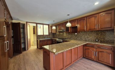 CASA EN RENTA EN FRACCIONAMIENTO UBICADO EN VÍA ATLIXCÁYOTL A UNOS PASOS DE ANGELÓPOLIS