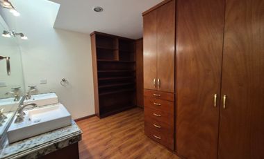 CASA EN RENTA EN FRACCIONAMIENTO UBICADO EN VÍA ATLIXCÁYOTL A UNOS PASOS DE ANGELÓPOLIS