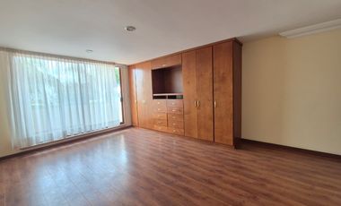 CASA EN RENTA EN FRACCIONAMIENTO UBICADO EN VÍA ATLIXCÁYOTL A UNOS PASOS DE ANGELÓPOLIS