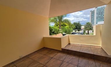 CASA EN RENTA EN FRACCIONAMIENTO UBICADO EN VÍA ATLIXCÁYOTL A UNOS PASOS DE ANGELÓPOLIS