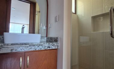 CASA EN RENTA EN FRACCIONAMIENTO UBICADO EN VÍA ATLIXCÁYOTL A UNOS PASOS DE ANGELÓPOLIS