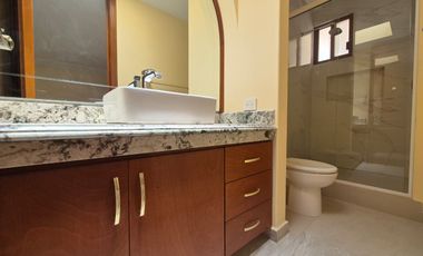 CASA EN RENTA EN FRACCIONAMIENTO UBICADO EN VÍA ATLIXCÁYOTL A UNOS PASOS DE ANGELÓPOLIS