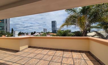 CASA EN RENTA EN FRACCIONAMIENTO UBICADO EN VÍA ATLIXCÁYOTL A UNOS PASOS DE ANGELÓPOLIS