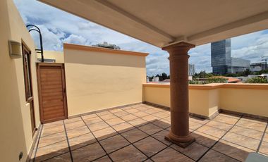 CASA EN RENTA EN FRACCIONAMIENTO UBICADO EN VÍA ATLIXCÁYOTL A UNOS PASOS DE ANGELÓPOLIS