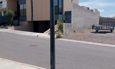 Terreno en venta – Bosques del Valle II, frente a parque