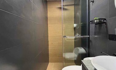 Se Alquila Moderna Suite de Estreno Full Amoblada y Equipada en Urdesa Central (Incluye servicios)