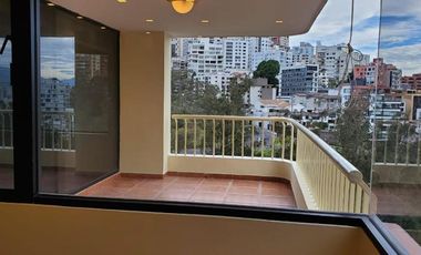 Rento departamento de tres habitaciones con terraza en Bellavista