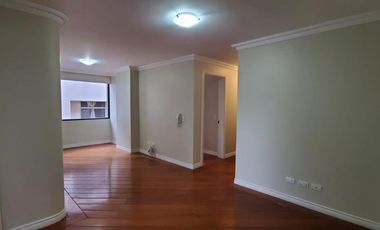 Rento departamento de tres habitaciones con terraza en Bellavista