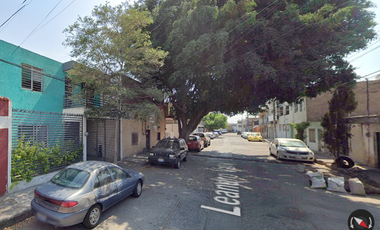 Casa ubicada en colonia Lindavista, Tlaquepaque Jalisco. Con 3 recamaras y 139m2. Muy cerca de Sam´s Club Tlaquepaque.