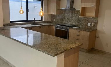 Casa en renta frente a parque en Jardín Real, Valle Real, Zapopan, Jalisco