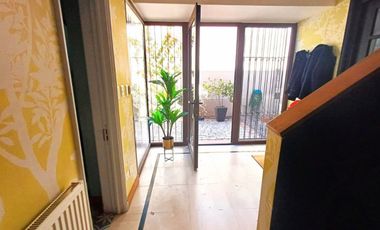 A PASOS DE COLEGIOS Y FULL REMODELADA