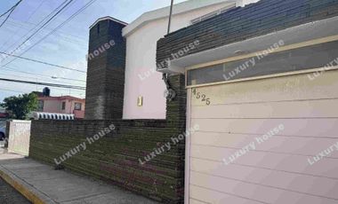 CASA EN RENTA IDEAL PARA OFICINA O CONSULTORIO EN ESQUINA, CON LOCAL.