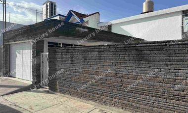 CASA EN RENTA IDEAL PARA OFICINA O CONSULTORIO EN ESQUINA, CON LOCAL.