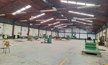 BODEGA EN RENTA 1750M2  CERCA DEL PARQUE ESPAÑA