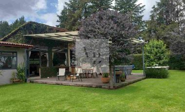 Venta de casa moderna con hermoso jardín