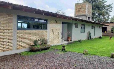 Venta de casa moderna con hermoso jardín