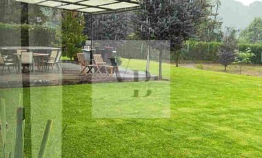 Venta de casa moderna con hermoso jardín