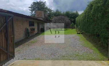 Venta de casa moderna con hermoso jardín