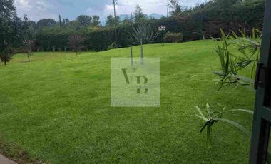 Venta de casa moderna con hermoso jardín
