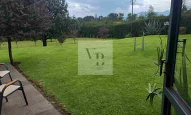 Venta de casa moderna con hermoso jardín