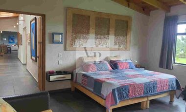 Venta de casa moderna con hermoso jardín