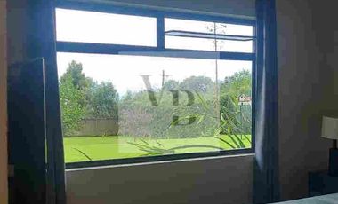 Venta de casa moderna con hermoso jardín
