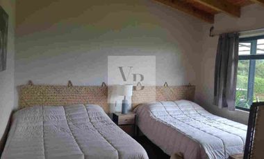 Venta de casa moderna con hermoso jardín