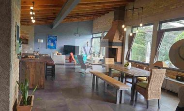 Venta de casa moderna con hermoso jardín