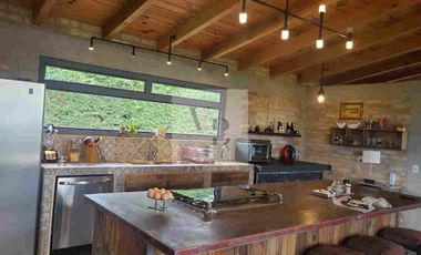 Venta de casa moderna con hermoso jardín