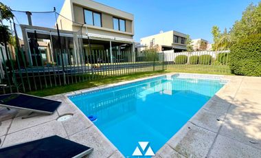 Imperdible Venta Moderna casa en Piedra Roja Chicureo, 4 dormitorios, 4 baños mas servicios