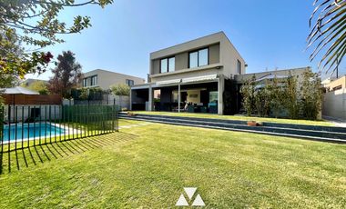 Imperdible Venta Moderna casa en Piedra Roja Chicureo, 4 dormitorios, 4 baños mas servicios