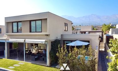 Imperdible Venta Moderna casa en Piedra Roja Chicureo, 4 dormitorios, 4 baños mas servicios